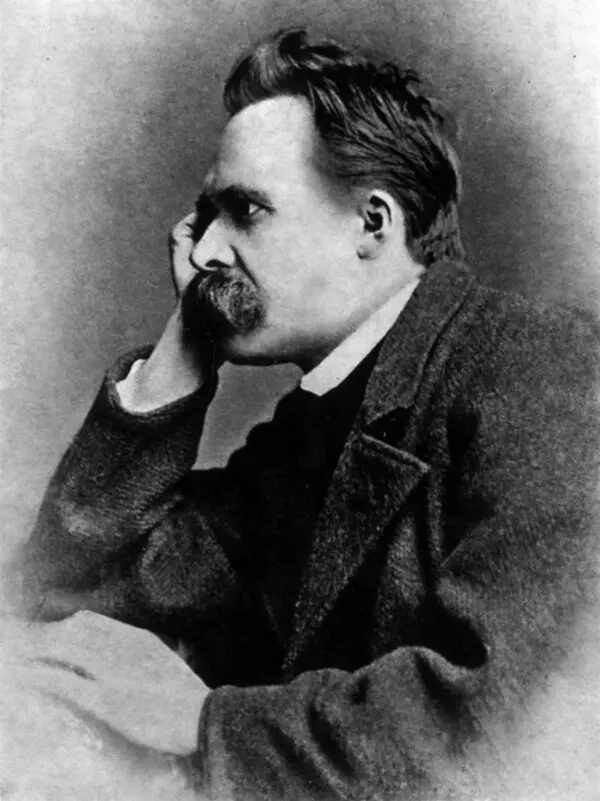 Gür bıyıklı Friedrich Nietzsche'nin başını eline yaslayarak düşünceli bir ifadeyle uzağa baktığı siyah-beyaz fotoğrafı
