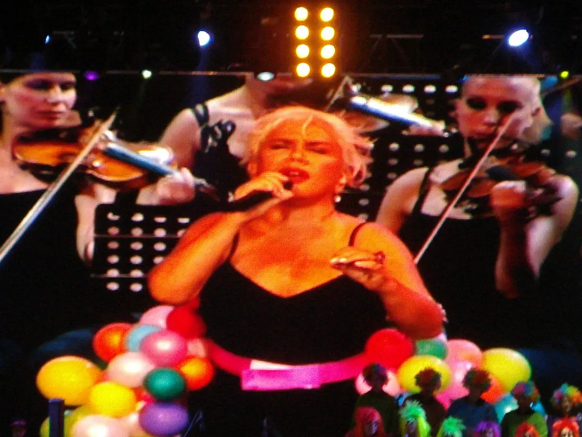 Sezen Aksu’nun Harbiye Açıkhava’daki konserinde, arkasında yaylı çalgı grubuyla şarkı söylerken çekilmiş fotoğrafı