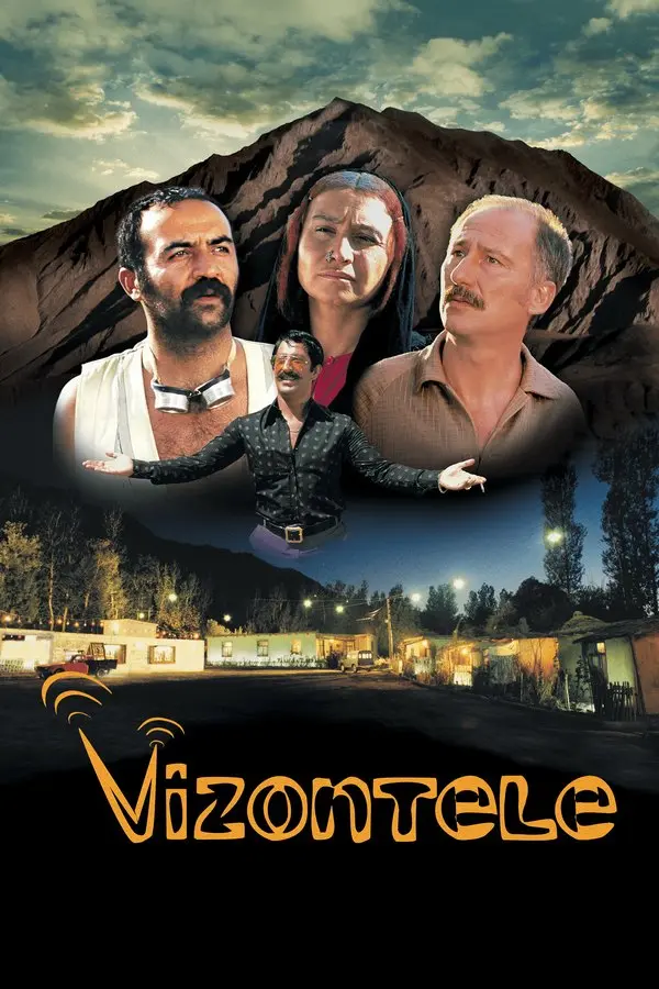 Vizontele filminin resmi afişi: dağ manzarası önünde Deli Emin, Sıti Ana, Başkan Nazmi ve kollarını açmış Fikri, altta gece ışıklarıyla kasaba
