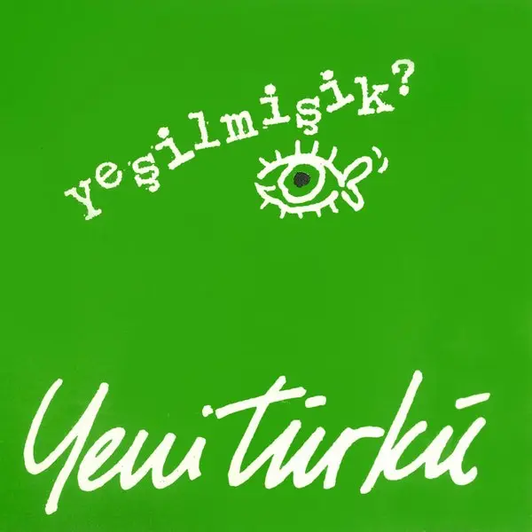 Yeni Türkü’nün Yeşilmişik albüm kapağı; yeşil zemin üzerinde el yazısıyla grubun adı