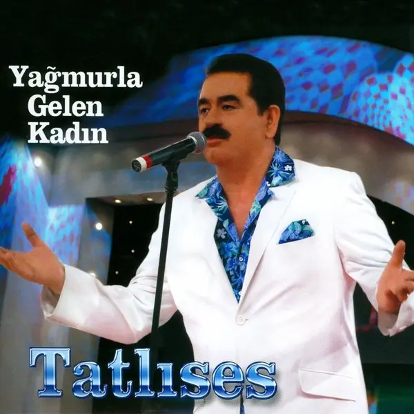 İbrahim Tatlıses’in Yağmurla Gelen Kadın albüm kapağı; beyaz takım elbiseli İbrahim Tatlıses mikrofon başında şarkı söylerken