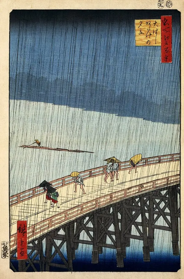 Hiroshige’nin ahşap baskısı: Yoğun, ince çizgilerle çizilmiş sağanak yağmurun altında Shin-Ōhashi köprüsünden hasır şapkalar ve şemsiyelerle koşarak geçen insanlar, arkada sisli kıyı