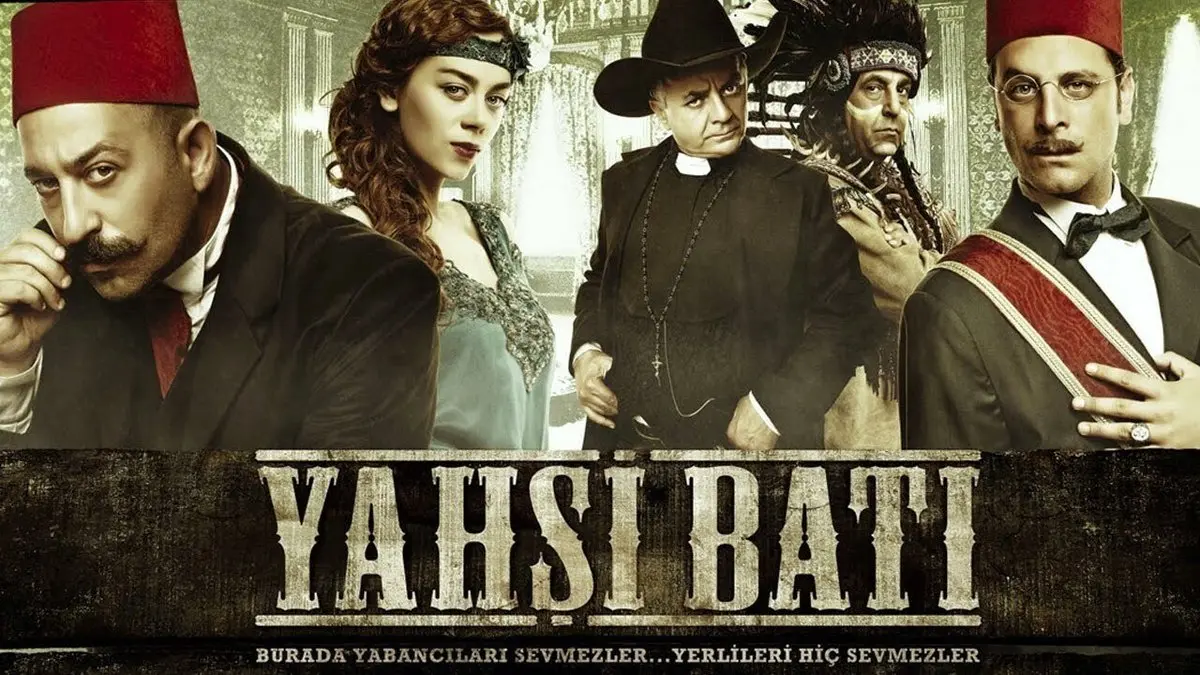 Yahşi Batı filminin yatay afişi: fesli Aziz Vefa, kızıl saçlı bir kadın, kovboy şapkalı ve rahip yakalı bir adam, Kızılderili şefi ve gözlüklü Lemi Galip; altta Yahşi Batı yazısı ve “Burada yabancıları sevmezler... Yerlileri hiç sevmezler” sloganı
