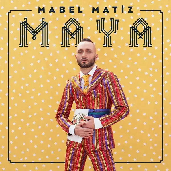 Mabel Matiz’in Maya albüm kapağı; sarı zemin üzerinde beyaz puantiyeler, ortada renkli çizgili takım elbise giymiş Mabel Matiz ve üstte büyük harflerle MAYA yazısı
