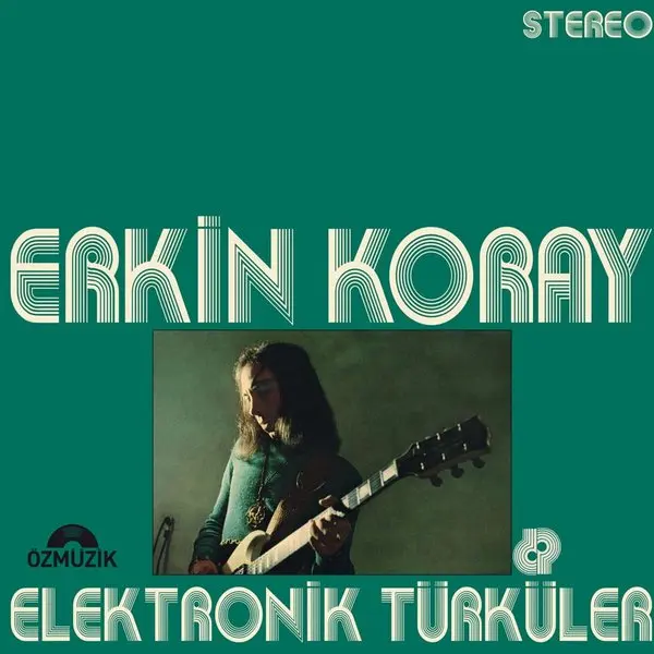 Erkin Koray’ın Elektronik Türküler albüm kapağı; yeşil zemin üzerinde elinde elektro gitarla Erkin Koray fotoğrafı ve beyaz harflerle albüm adı