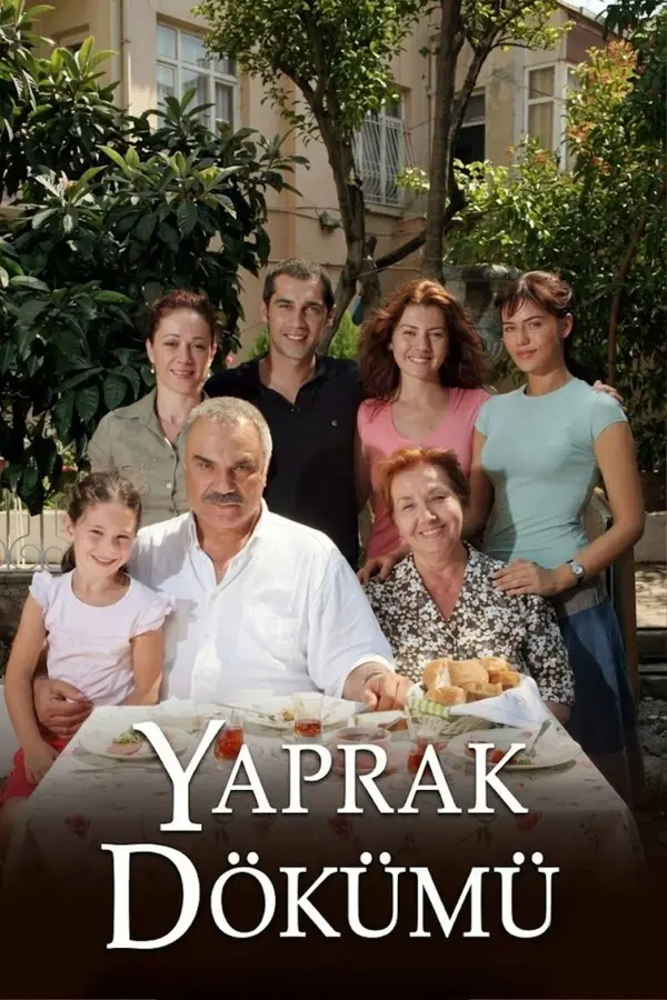 Yaprak Dökümü dizisinin afişi: bahçede kurulmuş kahvaltı sofrasında oturan Ali Rıza Bey (Halil Ergün) ve Hayriye Hanım (Güven Hokna), yanlarında küçük kızları, arkalarında gülümseyen dört genç; altta büyük beyaz harflerle YAPRAK DÖKÜMÜ yazısı