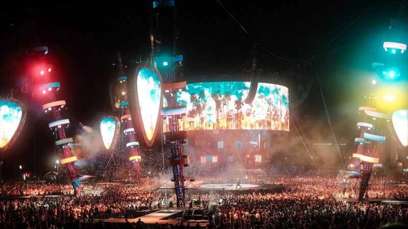 Yeni çıkan Türkçe şarkılar Ekim 2026 listesi için renkli sahne ışıkları altında kalabalık bir konser