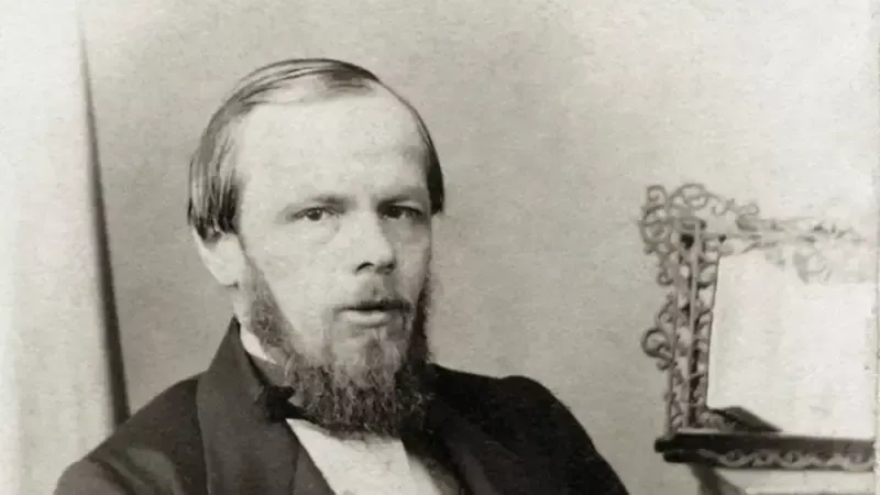 İvan Gokh’un 1860’ların başında çektiği siyah beyaz fotoğrafta koyu ceketli, papyon kravatlı, alnı açık ve sakallı Fyodor Dostoyevski, yanında süslü bir çerçeve