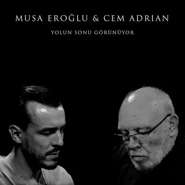 Musa Eroğlu ve Cem Adrian’ın Yolun Sonu Görünüyor tekli kapağı; siyah beyaz fotoğrafta iki sanatçının yan yana portresi