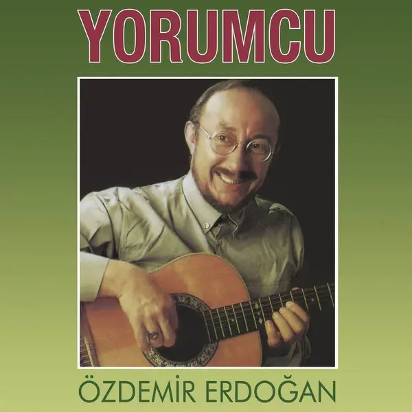 Özdemir Erdoğan’ın Yorumcu albüm kapağı; yeşil fonda gitar çalan gözlüklü Özdemir Erdoğan