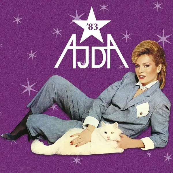 Ajda Pekkan’ın Süperstar ’83 albüm kapağı; mor fonda beyaz bir kediyle uzanan Ajda Pekkan ve yıldızlı ’83 yazısı