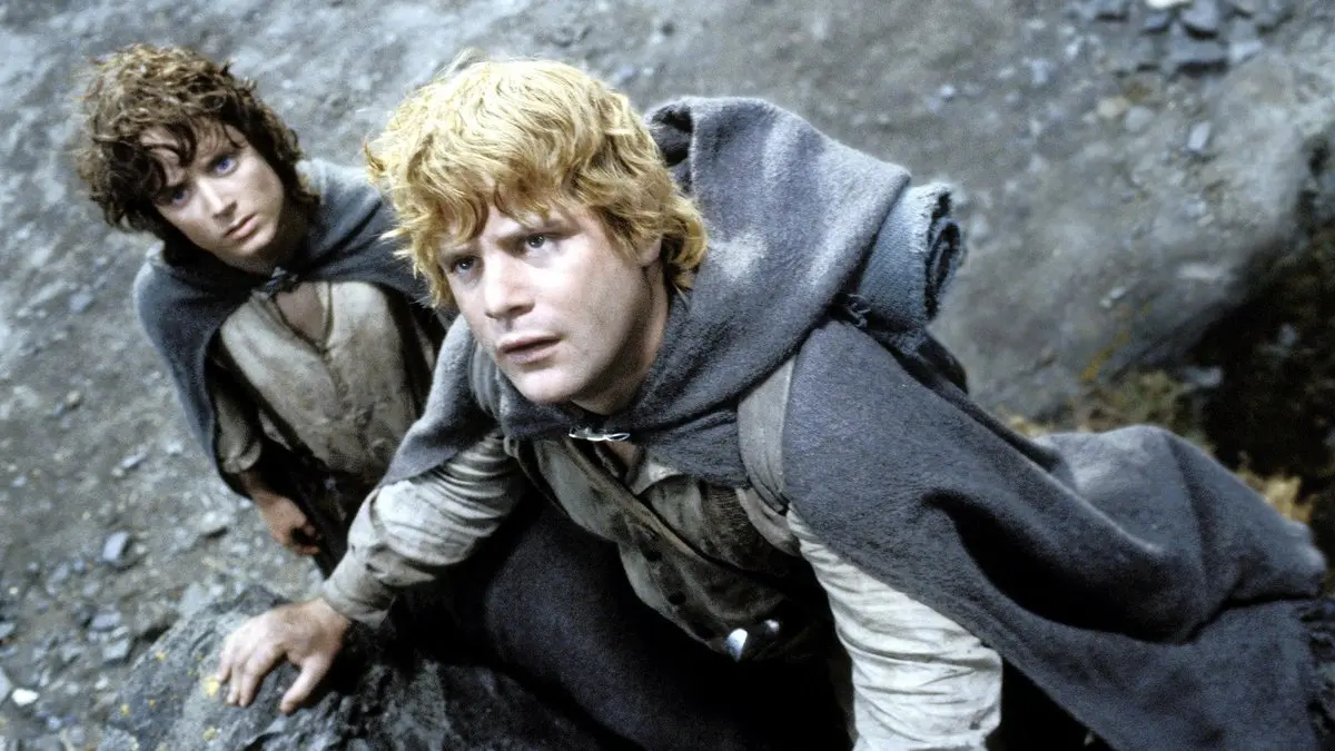 Kralın Dönüşü filminden sahne: Hüküm Dağı’nın kayalık yamacında yorgun Frodo’nun önünde ilerleyen, endişeyle yukarı bakan Sam
