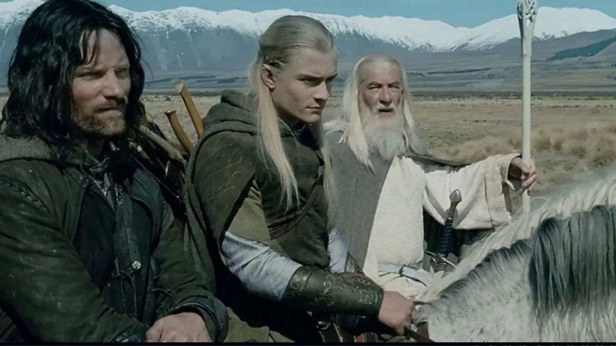 İki Kule filminden sahne: Rohan ovasında atlarının üzerinde Aragorn, Legolas ve beyazlar içindeki Ak Gandalf