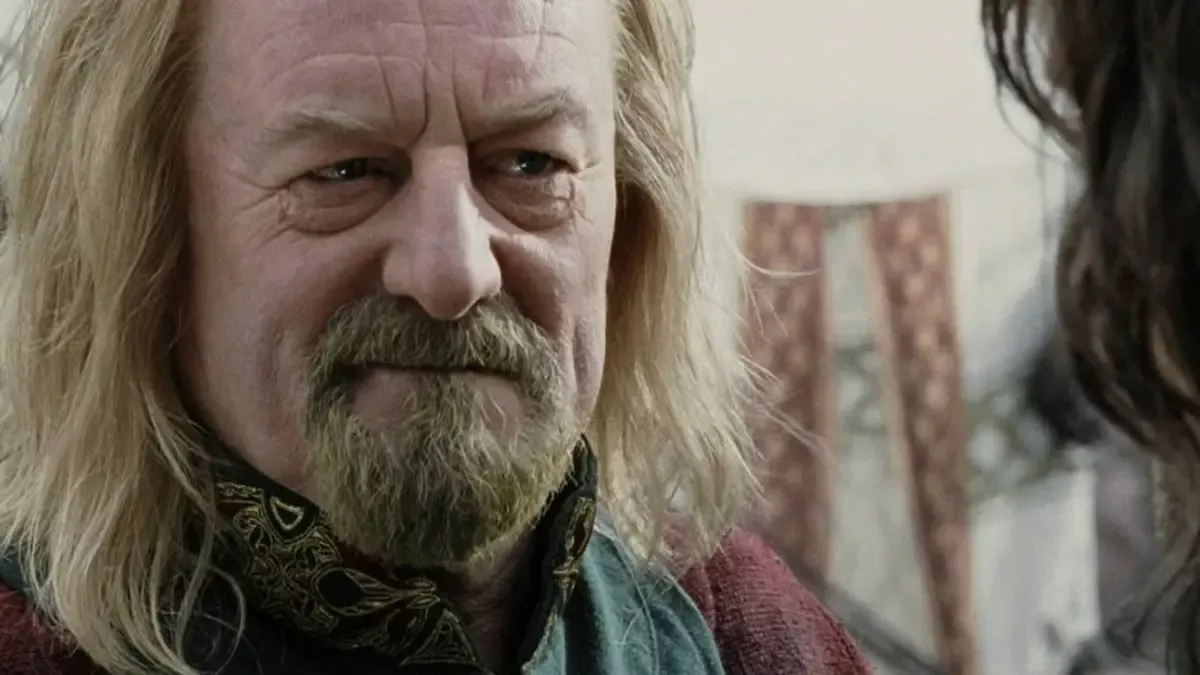 İki Kule filminden yakın çekim: uzun sarı saçlı ve sakallı, düşünceli bakan Rohan Kralı Théoden rolündeki Bernard Hill