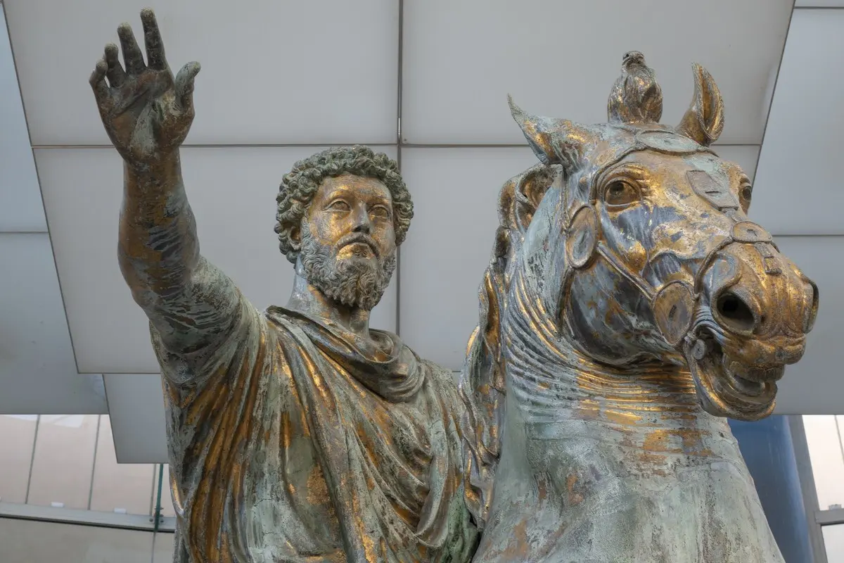 Roma’daki Capitolini Müzeleri’nde sergilenen Marcus Aurelius’un orijinal bronz atlı heykeli, imparator sağ elini kaldırmış