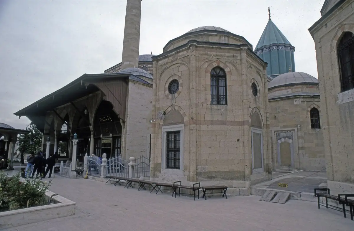 Konya’daki Mevlânâ Müzesi’nin avlusu: yeşil çinili Kubbe-i Hadrâ, kurşun kaplı kubbeler ve minare