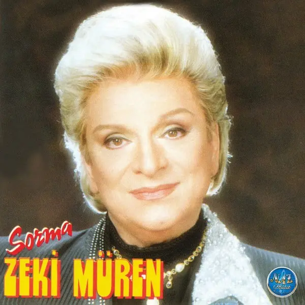 Zeki Müren’in Sorma albüm kapağı; koyu zemin önünde gümüş rengi saçlarıyla gülümseyen Zeki Müren